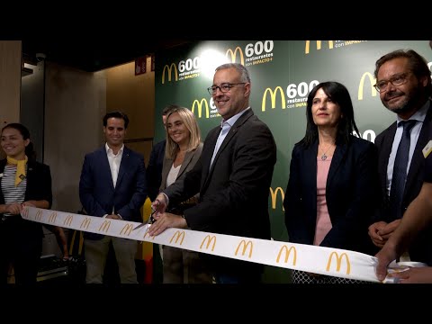 La alcaldesa de Granada inaugura el restaurante número 600 de McDonald's