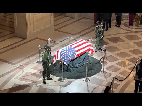 Mourners pay their respects to Sen. Dianne Feinstein in San Francisco's City Hall