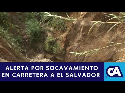 Socavón pone en riesgo la circulación en el kilómetro 26.2 de la carretera a El Salvador.