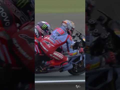 Marc Márquez y Enea Bastianini DÁNDOLO TODO  Qué pasada de batalla por el segundo puesto