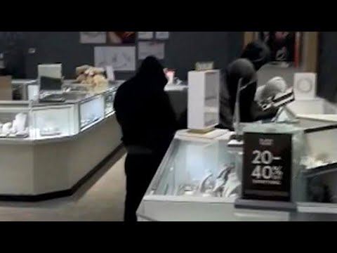 Jewelry store smash-and-grab in Richmond Hill, Ont. caught on video