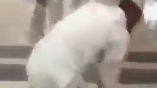 كيف احتفل زائر وطفلته بتساقط المطر في الحرم النبوي