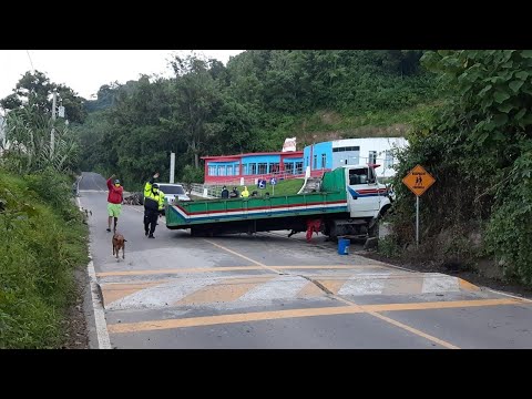 Camión protagoniza accidente en Panajachel