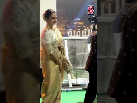 Timeless Beauty Rekha Ji Received Rose From Her Special Fan At Green Carpet Of IIFA | N18S