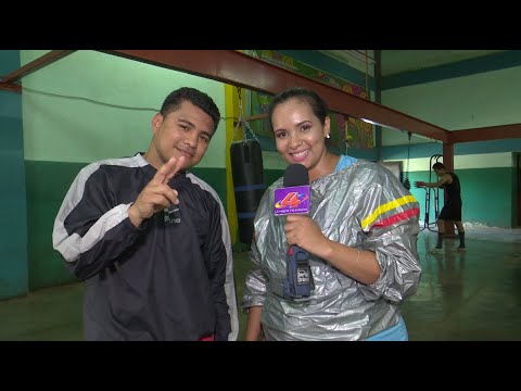 Chocolatito González en sesión especial de entrenamiento, enseña boxeo a Kenia Ruiz