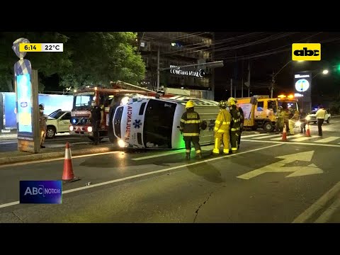 Ambulancia volcó tras chocar contra camioneta