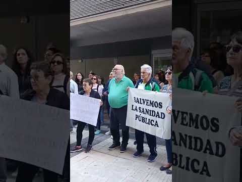 Concentración frente al Amparo Poch para denunciar la situación de la sanidad pública