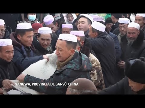 China: Sobrevivientes de terremoto sufren temperaturas gélidas mientras lloran a sus muertos