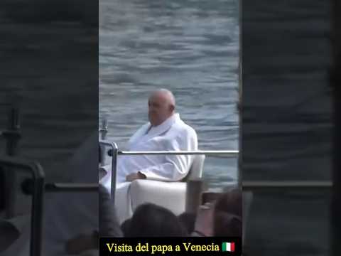 El Papa Francisco ha llegado el este domingo en lancha a Venecia, Italia, en visita a la ciudad
