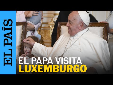 LUXEMBURGO | El papa Francisco regala un caramelo al príncipe François, de un año | EL PAÍS