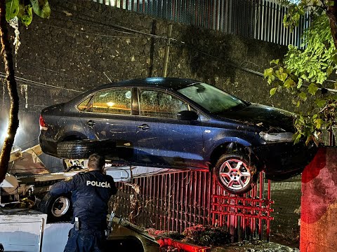 CDMX: Rescatan vehículo arrastrado por corriente de agua en Álvaro Obregón