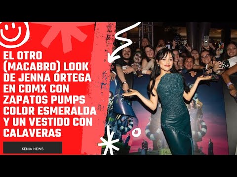 Look de Jenna Ortega en CDMX con zapatos pumps color esmeralda y un vestido con calaveras