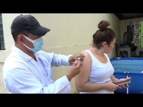 Familias del barrio Bóer en Managua se inmunizan contra la Covid-19