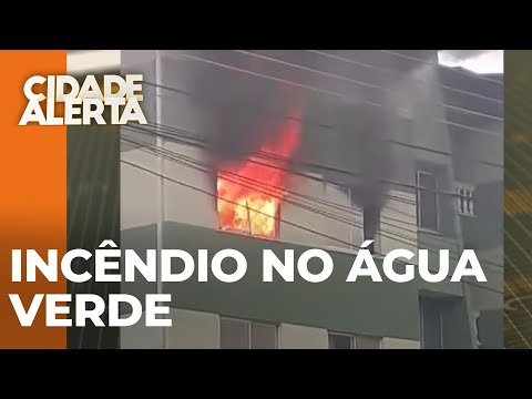 Moradora de apartamento tem que sair correndo após quarto pegar fogo