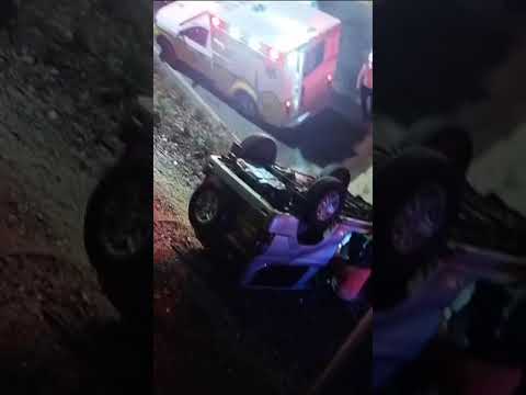 Un vehículo cayó al deprimido de La Aguacatala con la av. de El Poblado