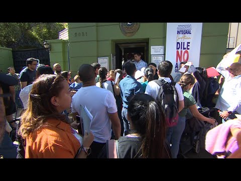Largas filas en Embajada de Venezuela por masiva entrega de pasaportes