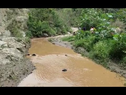 Agua de río Coyolate baja contaminada en Chimaltenango.