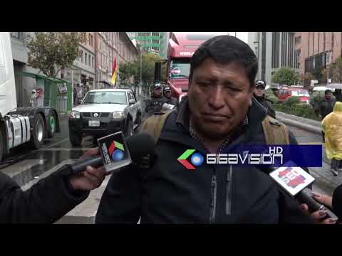 El centro de La Paz amaneció bloqueado por camiones del transporte pesado que rechazan 12 días d