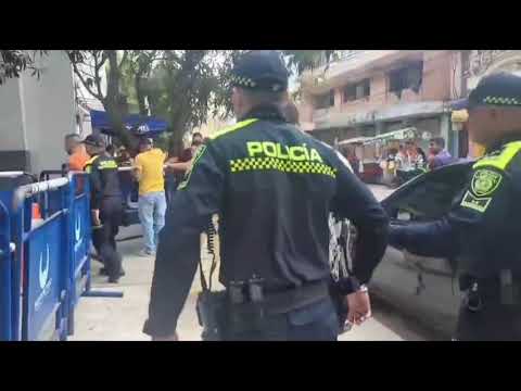 Tras intentar ultimar a un hombre la Policía capturó a dos sicarios en el barrio Santo Domingo en BQ