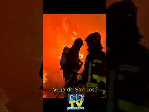 Incendio de vehículo afecta fachada de vivienda en la Vega de San José