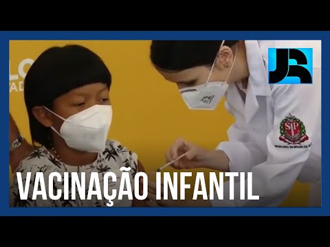 Menino indígena de 8 anos é a primeira criança do Brasil a receber vacina contra a covid