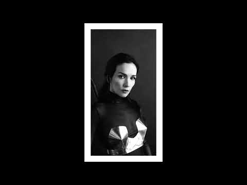 Natalia Oreiro en una sesión de fotos en blanco y negro