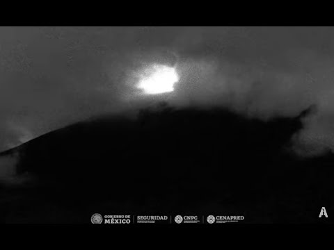 #Popocatepetl | Entre la oscuridad el volcán hace aparición