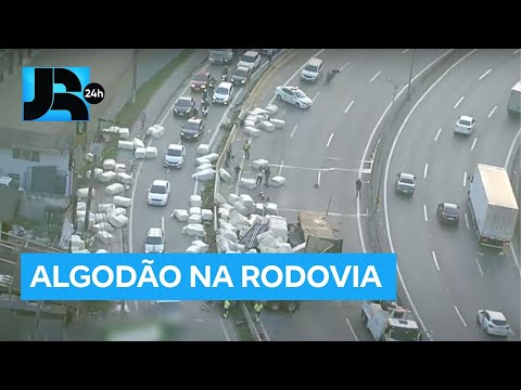 Caminhão com algodão tomba na rodovia Raposo Tavares e complica trânsito