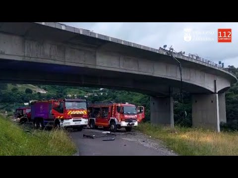 Fallece calcinado el conductor del camión que cayó por el viaducto de Ontón (Cantabria)