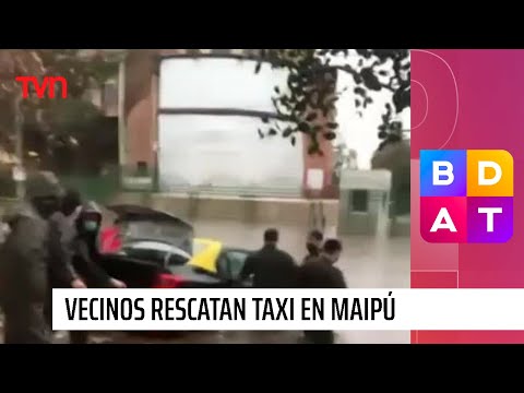 Vecinos y carabineros sacan taxi atrapado en Maipú | Buenos días a todos