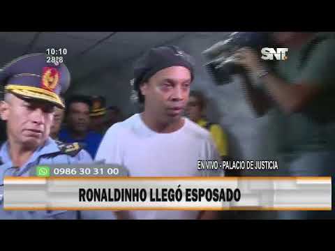Ronaldinho llegó esposado al Palacio de Justicia