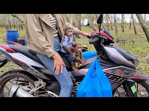 Mimi Kuku ran to meet Mom and received 2 huge gifts