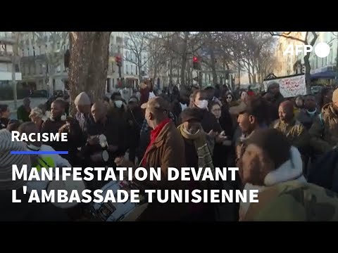 Paris: manifestation devant l'ambassade de Tunisie contre le racisme anti-migrants | AFP