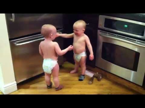 Bebés gemelos conversando (Tatata ta tataatata tata tat tatatata taaa tata)