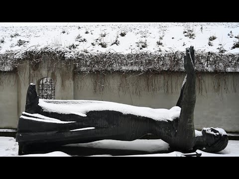 Guerra en Ucrania: ¿qué hacer con las estatuas soviéticas derribadas? • FRANCE 24 Español