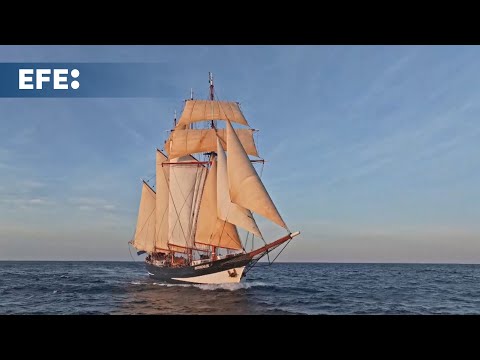 El barco que recrea la vuelta al mundo de Darwin llega a las Galápagos