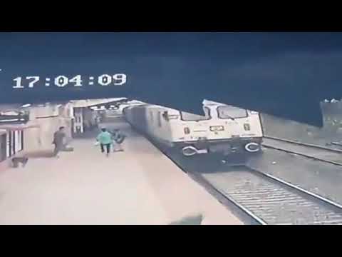 Niño es salvado en segundos de ser arrollado por un tren en India