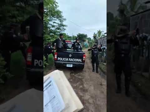 Con biblia en mano Lenin Salablanca encara a policías que lo asedia