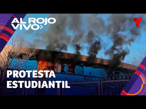 Estudiantes protestan a las afueras del Palacio de Gobierno en Guerrero y se desata el caos
