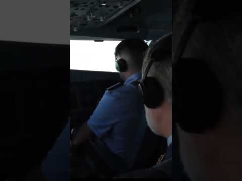 Felipe VI, en la cabina del Airbus A330 del Ejército del Aire y del Espacio