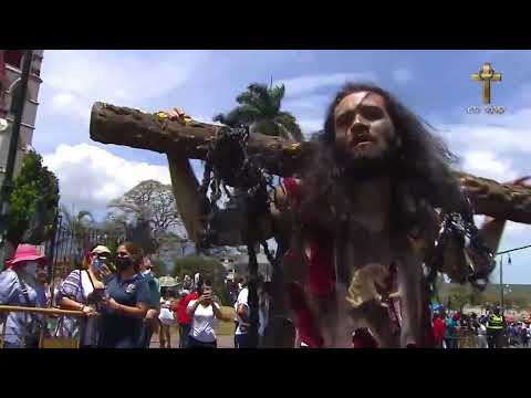 Semana Santa - Procesión con Jesús de Nazareno cargando la cruz camino al calvario