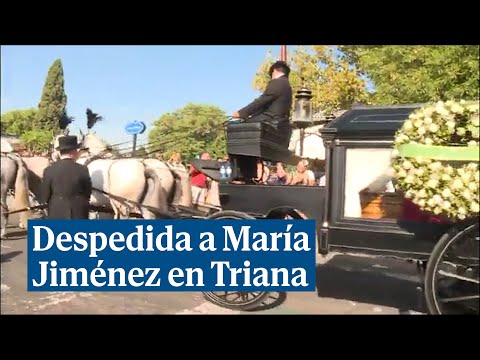 Despedida a María Jiménez: su féretro pasea por el puente de Triana