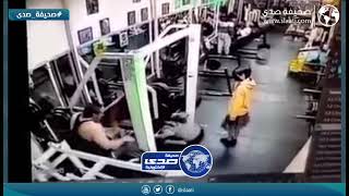 لحظة وفاة امرأة داخل النادي