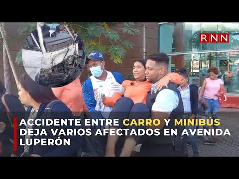 Accidente entre carro y minibús deja varios afectados en avenida Luperón