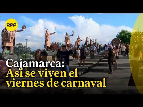 Visitantes llegan a la Plaza de Armas de Cajamarca para vivir el viernes de carnaval