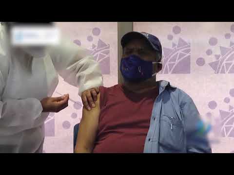 «Abuelitos Heladeros» reciben primera dosis de vacuna contra Covid-19