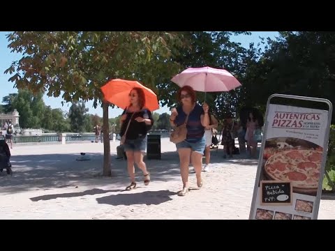 Tourists seek shade during Madrid's latest heatwave