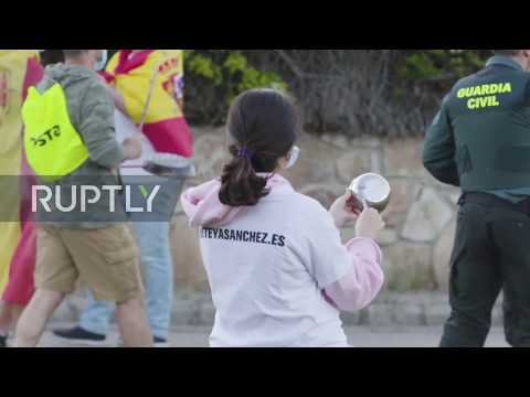 Spain: Protesters denounce government's management in front of Pablo Iglesias' house