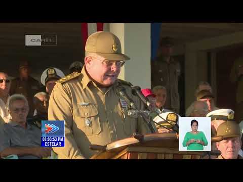 Felicita Raúl Castro a miembros de la Marina de Guerra Revolucionaria de Cuba