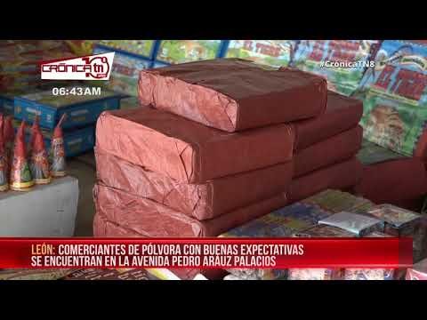 Comerciantes de pólvora ofrecen sus productos en la gritería chiquita en León - Nicaragua